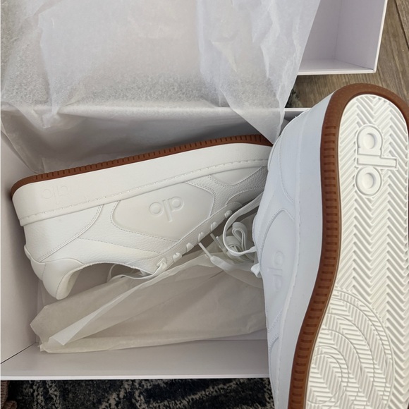 NIB Alo Recovery Mode Sneaker - Natural White/Gum - Picture 7 of 8